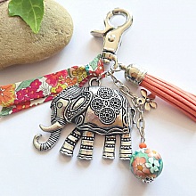 Bijou de sac avec grand pendentif &eacute;l&eacute;phant argent&eacute; vieilli perle et ruban assortis pour mod&egrave;le unique