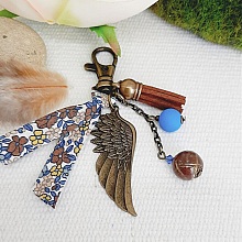 Porte cl&eacute; ou bijou de sac avec pendentif aile d'ange couleur bronze couleur marron et bleu 