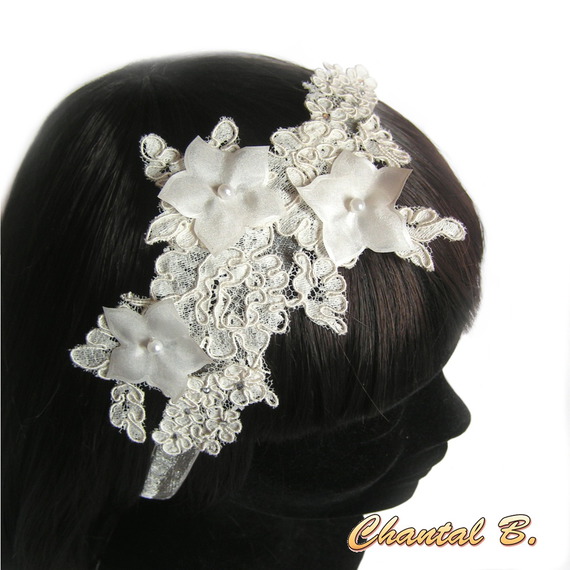 Bracelet dentelle ivoire fleur de soie et strass manchette de mariage