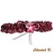Jarretière de mariage artisanale en dentelle bordeaux perlée.