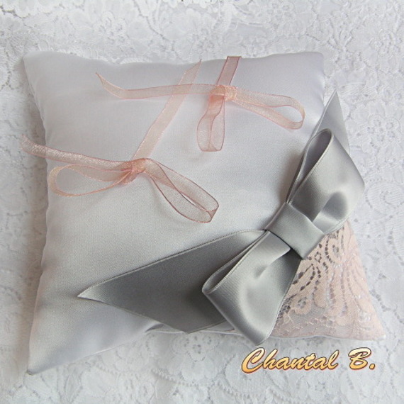 Ensemble coussin mariage romantique porte alliances et jarreti&egrave;re dentelle rose saumon 