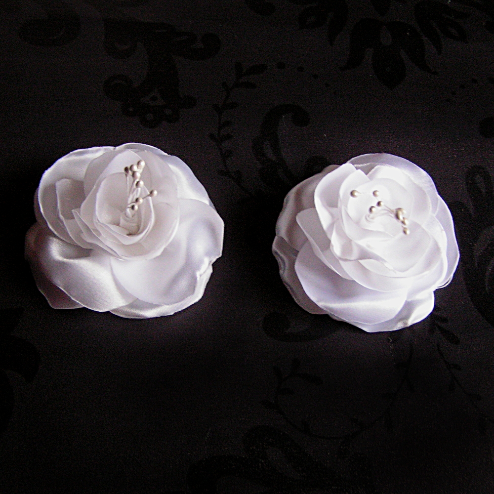 bandeau de cheveux c&eacute;r&eacute;monie mariage blanc fleurs de satin dentelle plumes
