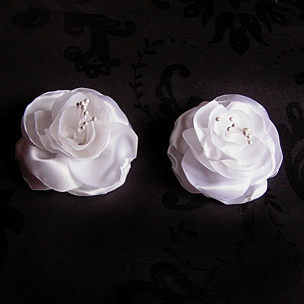 bandeau de cheveux mari&eacute;e blanc fleurs de satin dentelle et plumes