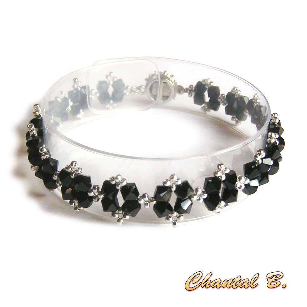 Boucles pendantes artisanales en cristal Swarovski noir et argent.