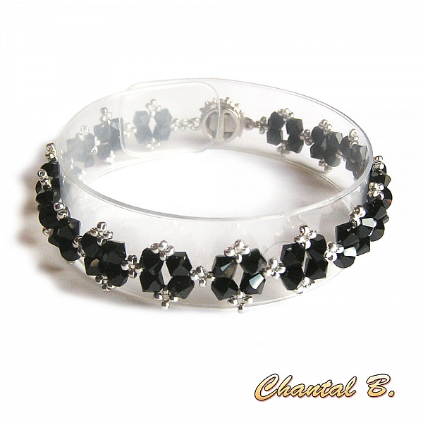 Boucles pendantes artisanales en cristal Swarovski noir et argent.
