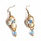 Boucles d'oreilles pendantes plaqué or, perles blanches et cristal bleu.