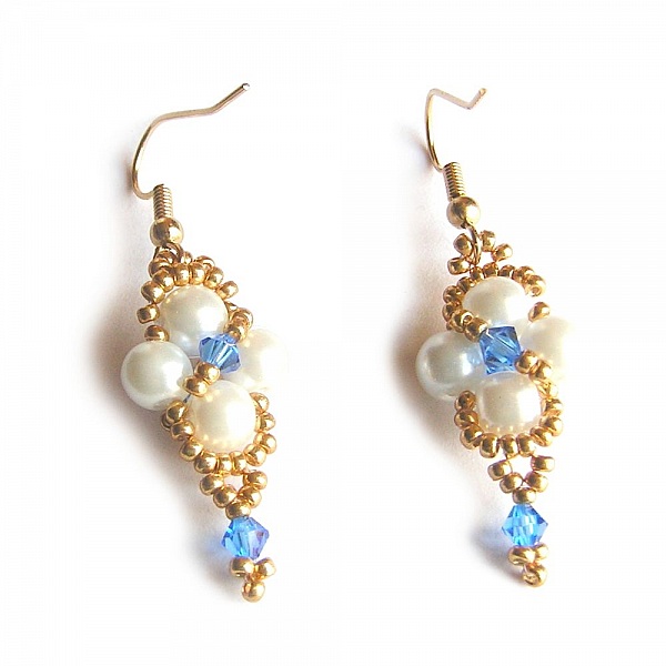 Boucles d'oreilles pendantes plaqué or, perles blanches et cristal bleu.