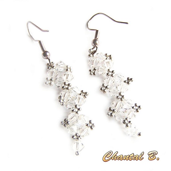 Boucles pendantes artisanales en cristaux Swarovski et perles Miyuki.