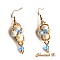 Boucles d'oreilles pendantes plaqué or, perles blanches et cristal bleu.