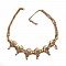 Collier tissé main en perles nacrées et perles dorées.