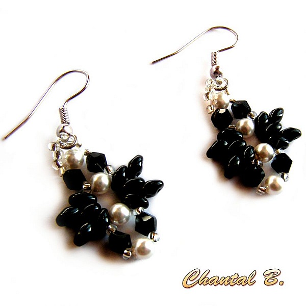 Boucles d'oreilles tissées en perles Swarovski noires et blanches.