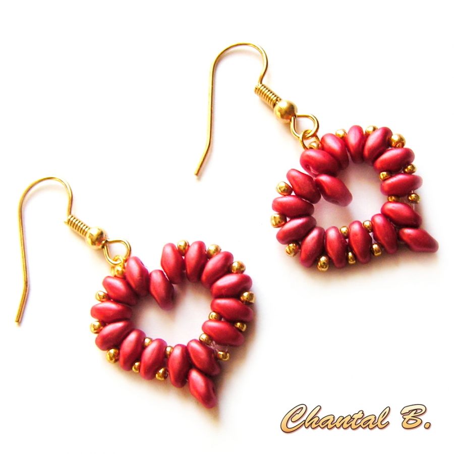 Boucles d'oreilles cœurs rouges en perles pour la Saint-Valentin.