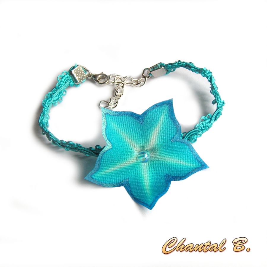 Bracelet de mariée en soie turquoise avec fleur artisanale.