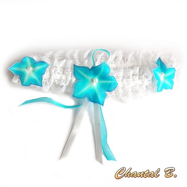 Jarretière de mariée en dentelle blanche et fleurs turquoise.