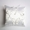 Coussin d'alliances blanc personnalisé avec papillon et rubans.