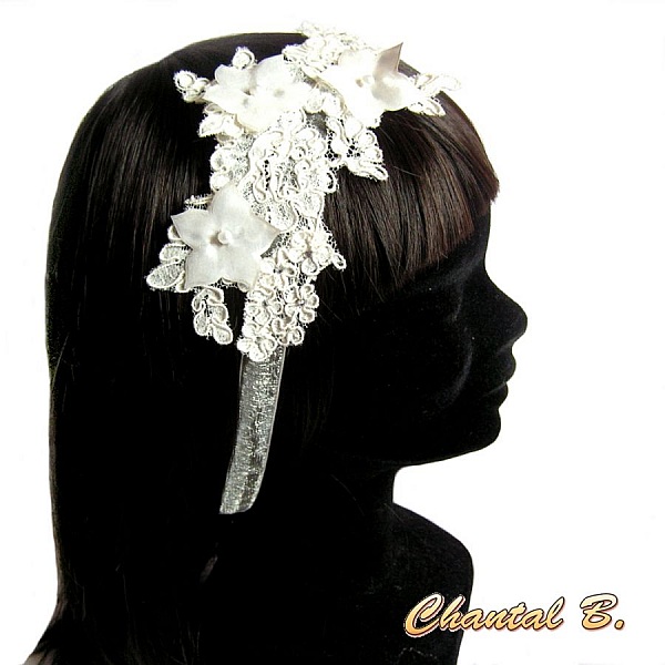 Serre-tête mariage en dentelle de Calais ivoire et strass.