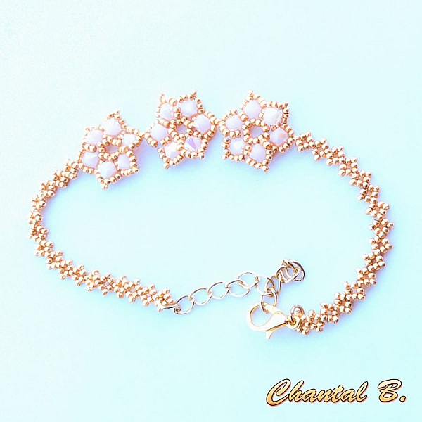 bracelet de mari&eacute;e fleurs de perles roses tiss&eacute;es et dor&eacute;