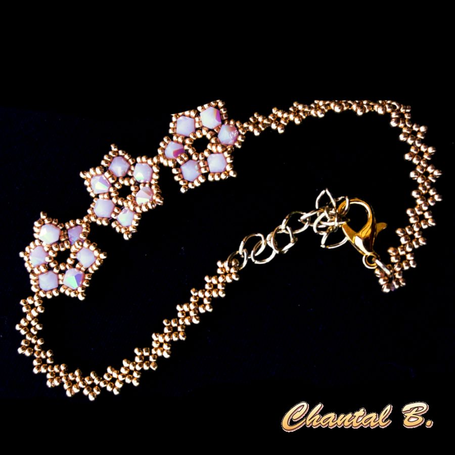 bracelet de mari&eacute;e fleurs de perles roses tiss&eacute;es et dor&eacute;