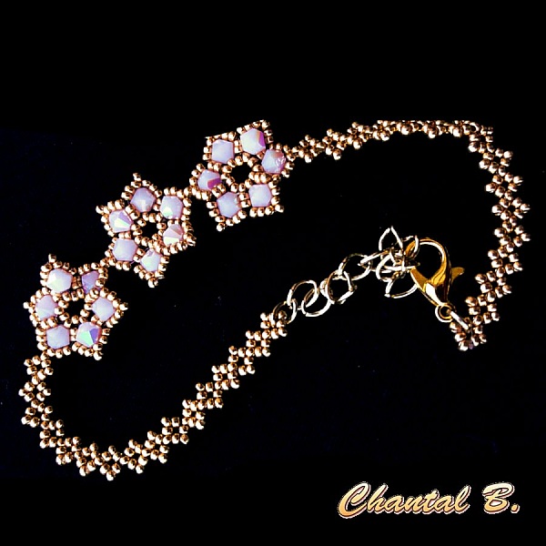 bracelet de mari&eacute;e fleurs de perles roses tiss&eacute;es et dor&eacute;