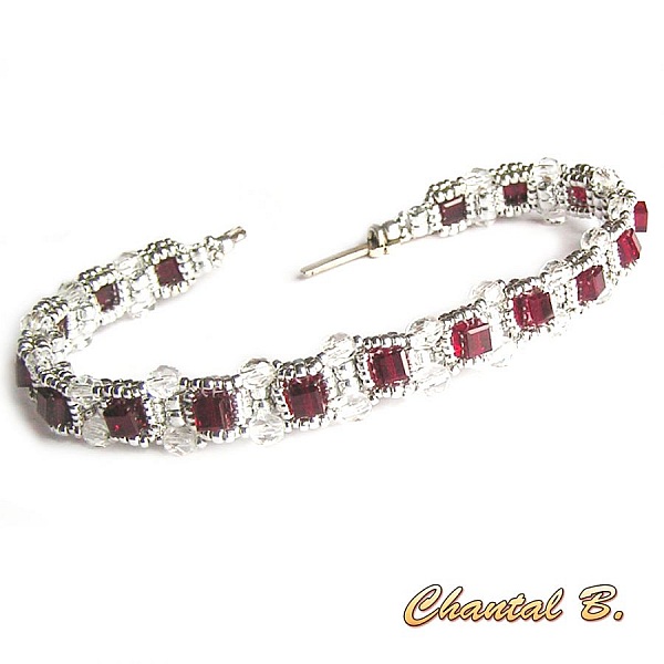 Bracelet tissé main en cristaux Swarovski rouges et argentés.