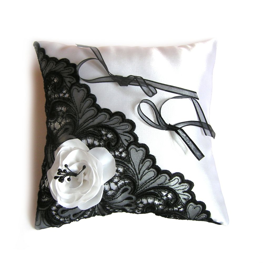 clips chaussures mariage noeud satin blanc et dentelle noire accessoire c&eacute;r&eacute;monie soir&eacute;e baroque
