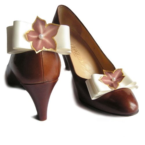 clips chaussures noeud satin ivoire mari&eacute;e et fleur de soie chocolat mariage