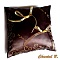 Coussin d'alliances personnalisé en satin chocolat avec arabesques dorées.