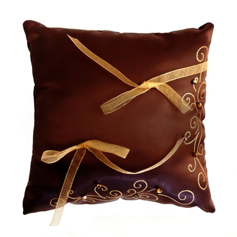 Coussin d'alliances en satin chocolat, arabesques et cristaux dorés.