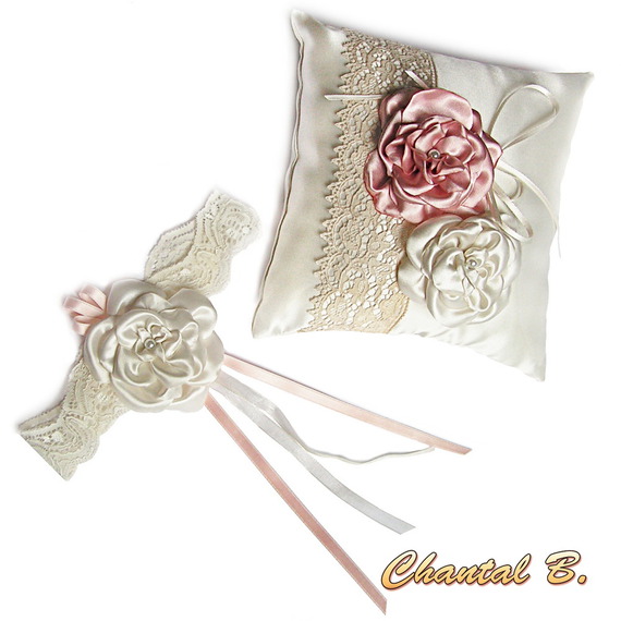 coussin mariage porte alliances dentelle ancienne fleurs saumon et ivoire sur satin ivoire
