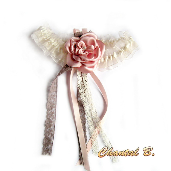coussin mariage porte alliances dentelle ancienne fleurs saumon et ivoire sur satin ivoire