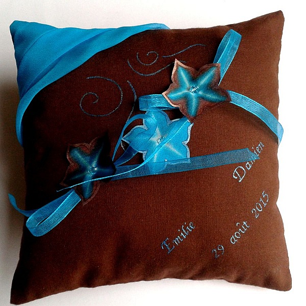 coussin de mariage porte alliances chocolat et fleurs de soie anis th&egrave;me nature