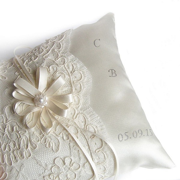coussin porte alliances dentelle rachel sur satin ivoire