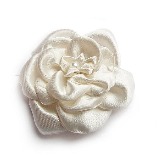 fleur de satin ivoire et perle nacr&eacute;e faite main pour accessoire mariage