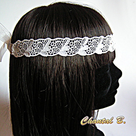 Bandeau de mariage romantique en dentelle ivoire sur mannequin.
