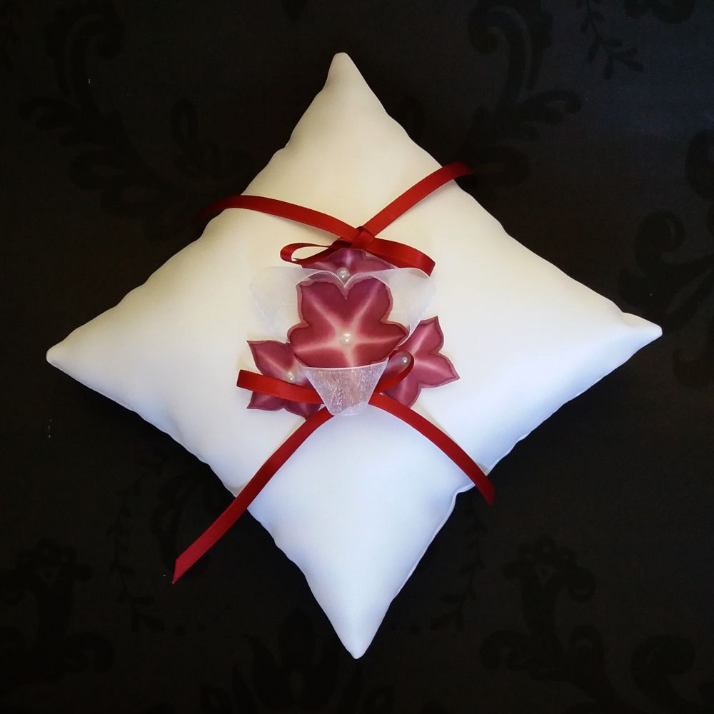 jarreti&egrave;re blanche dentelle et organza fleurs rouges
