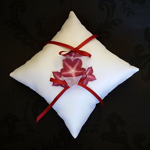 jarreti&egrave;re blanche dentelle et organza fleurs rouges