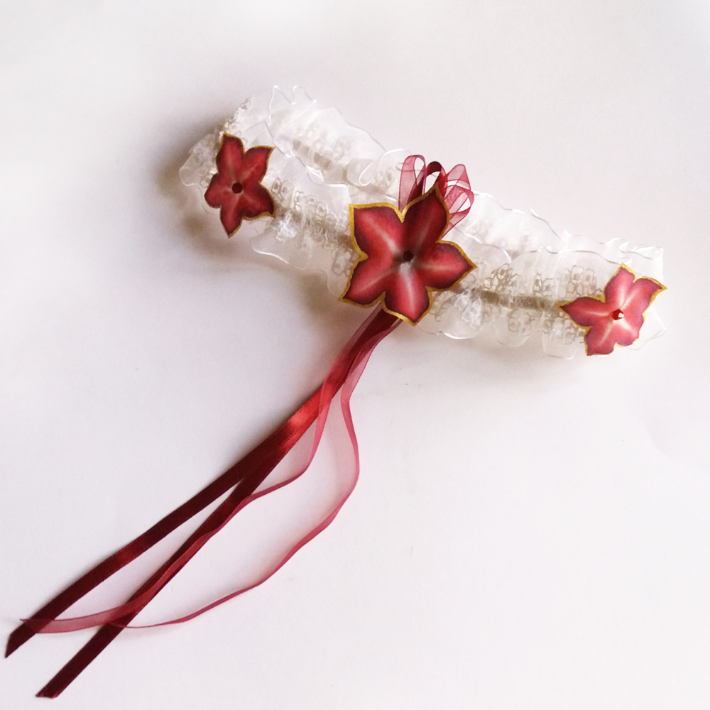 jarreti&egrave;re blanche dentelle et organza fleurs rouges