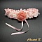 Jarretière de mariage romantique en satin rose et dentelle.