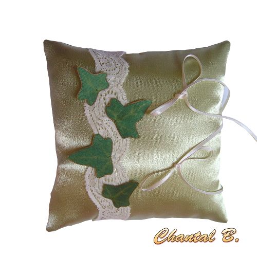 Coussin d'alliances ivoire avec dentelle et feuilles de lierre.