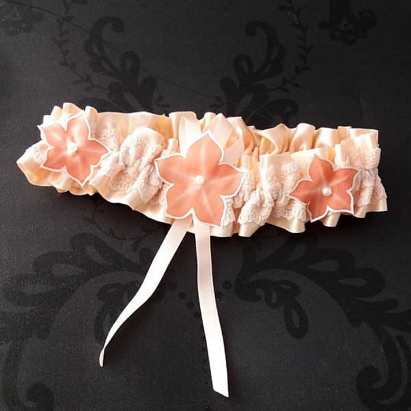 Jarreti&egrave;re mariage romantique satin rose poudr&eacute; dentelle double saumon fleurs de soie peintes main