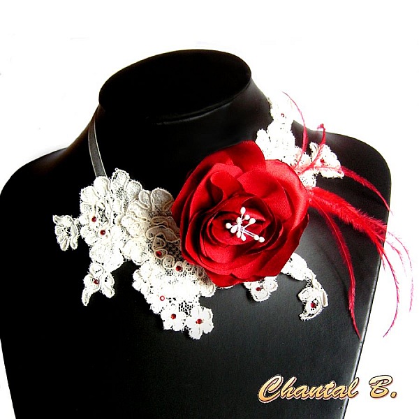 Peigne &agrave; cheveux mariage fleur de satin rouge plumes dentelle ivoire