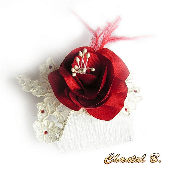 Peigne &agrave; cheveux mariage fleur de satin rouge plumes dentelle ivoire