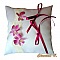 Coussin d'alliances blanc décoré d'orchidées en soie fuchsia.