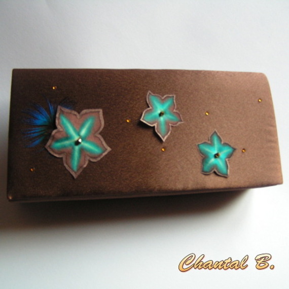 sac pochette de soir&eacute;e ou mariage satin chocolat fleurs soie turquoise strass dor&eacute;s