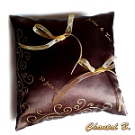 coussin d'alliances chocolat arabesques et cristaux dor&eacute;s