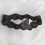 jarreti&egrave;re papillon de soie rouge et noir sur dentelle Rachel noire