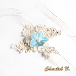Bracelet dentelle ivoire fleur de soie bleue et strass manchette de mariage