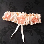 Jarreti&egrave;re mariage romantique satin rose poudr&eacute; dentelle double saumon fleurs de soie peintes main