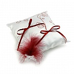 coussin porte alliances arabesque et plume bordeaux satin blanc