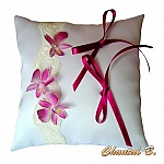 coussin d'alliances ORCHIDEE de soie rose romantique dentelle th&egrave;me exotique 